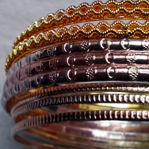 Jewelry Set: 10 Bangles, Tennis Bracelet Wht & Blk Faux Gemstones, Gld/Brs Chain - Picture 2 of 13